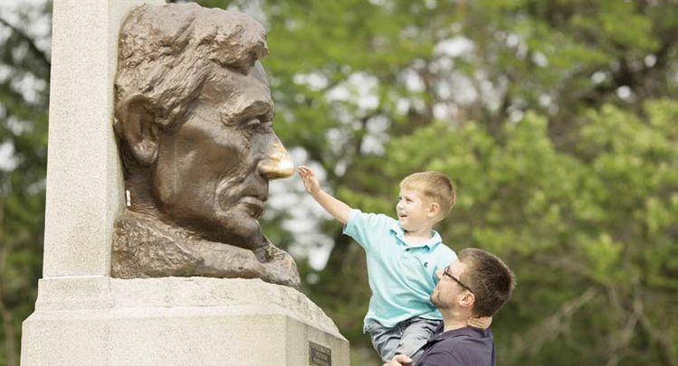 스프링필드에 있는 링컨메모리얼의 링컨 대통령 조각상 코를 만지고 있는 어린이. 이렇게 하면 행운이 온다고 전해져 온다.