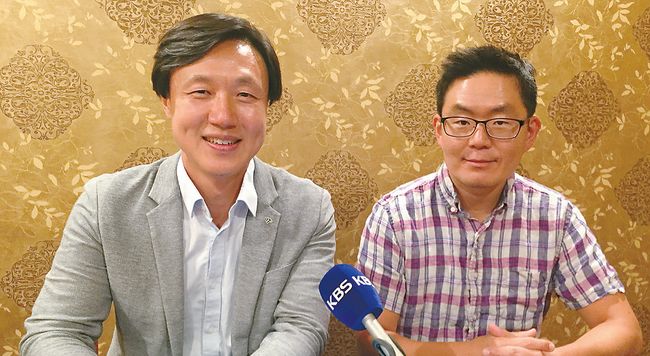 aT LA의 한만우 지사장(왼쪽)과 백유태 차장이 7월9~10일 열리는 대규모 'K푸드 페어'에 대해 소개하고 있다.