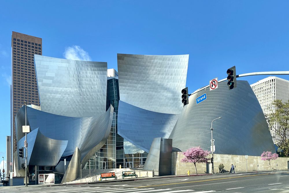 LA다운타운 그랜드 애비뉴와 1번가 교차로에서 촬영한 유명 건축가 프랭크 게리의 독창적 디자인이 돋보이는 월트 디즈니 콘서트 홀 전경. 박낙희 기자