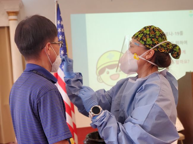 우리성모병원 코로나 검진전담 팀장인 제시카 백(의사ㆍ사진 오른쪽)이 코로나 검사를 위해 한 수검자의 코를 통해 검체를 채취하고 있다. 