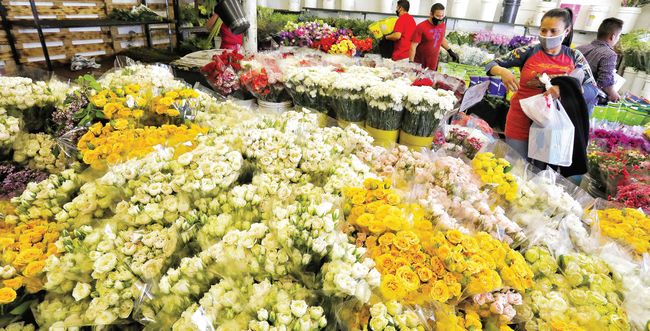 연중 최대의 성수기인 마더스 데이를 앞둔 6일 LA다운타운 꽃 도매상가 지역의 한 업소에서 직원들이 산지에서 출하된 꽃들을 정리하고 있다. 김상진 기자