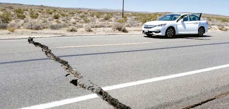 4일 규모 6.4 지진이 발생한 셸즈밸리 인근 모하비 사막 도로 아스팔트가 흔들림으로 갈라져 있다. [트위터 캡처]