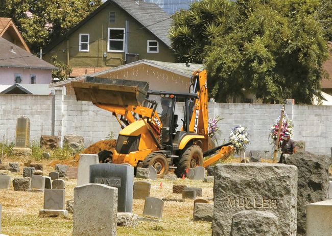 지난 30일 LA한인타운 로즈데일 묘지에서 매장 작업을 하고 있다. 김상진 기자