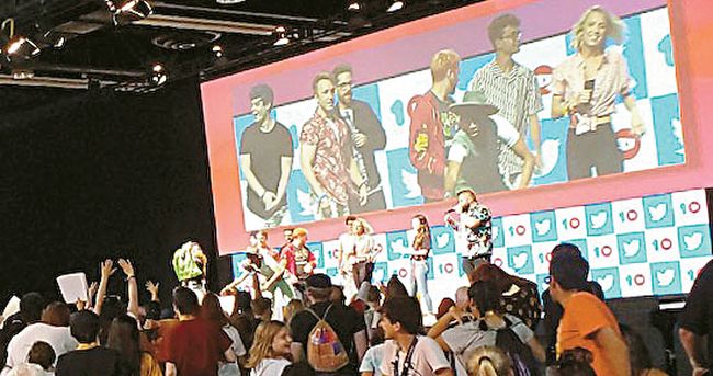 '비드콘 2019'의 본행사가 11일 애너하임 컨벤션센터에서 열렸다. 이날 행사장을 찾은 팬들이 무대 위 유명 게이머 유튜버들을 보고 환호하고 있다. 