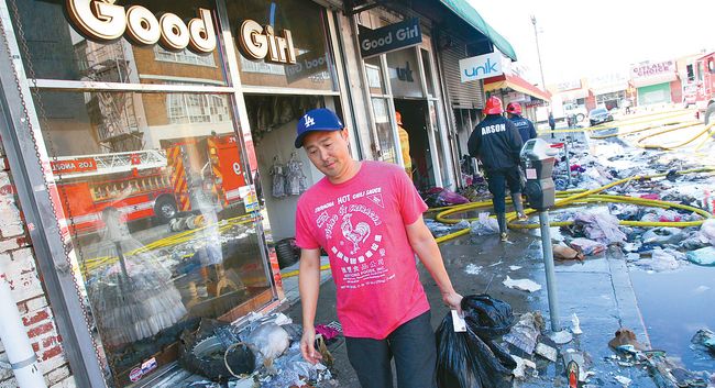 11일 오전 4시 20분쯤 LA 다운타운 자바시장에서 화재가 발생, 한인이 운영하는 아동복판매 전문업체가 완전히 불탔다. 업주 김 모씨가 불에 탄 가게를 둘러보며 뒷정리를 하고 있다. 김상진 기자