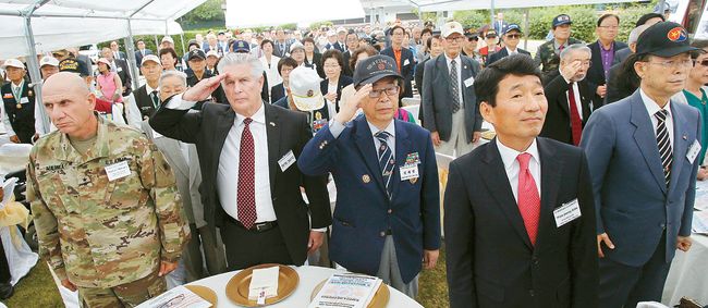 한국전 69주년 기념식에서 참석자들이 국민의례를 하고 있다. 김상진 기자