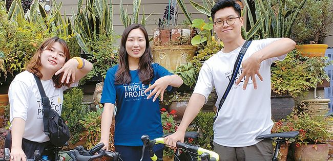 일본군 성노예 사건을 미 전역에 알리기 위해 자전거 대륙횡단을 하는 트리플 에이 프로젝트(TAP) 5기 참가자들. (왼쪽부터) 기효신, 이햐안, 나도훈이 자전거 앞에서 기념사진을 찍고 있다. [TAP제공] 