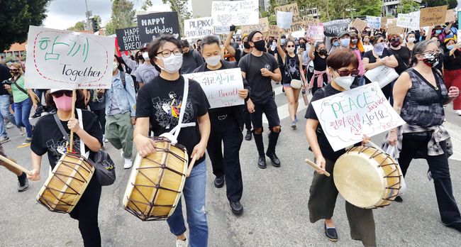 5일 LA 시청 앞에서 열린 시위에 참여한 민족학교 풍물패 회원들이 경찰의 폭력과 인종차별에 반대하는 구호를 외치며 행진하고 있다. 김상진 기자