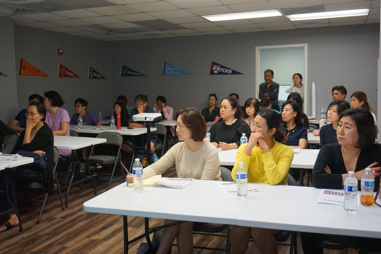 25일 SAT 세미나에 참석한 학부모들이 계정석 강사의 설명을 듣고 있다.