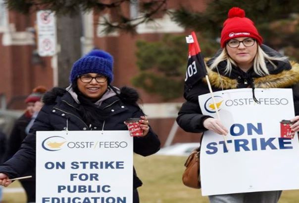 1월15일 토론토의 고교 교사들이 '하루 전면 파업'을 감행하며 시위를 벌이고 있다.