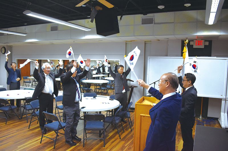 삼일절 행사 참석자들이 하호영 노인회장의 선창으로‘대한독립만세’를 외쳤다.
