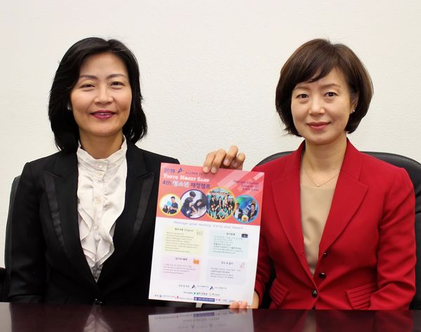 아메리츠파이낸셜의 김은정(오른쪽) 코디네이터와 김선영 에이전트가 청소년 재정캠프에 대해 설명하고 있다.