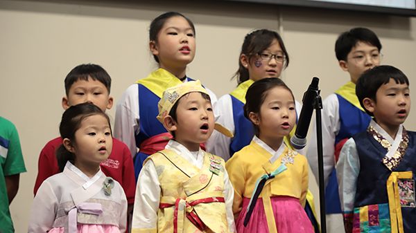 포트워스 한국학교 학생들이 한복을 곱게 차려입고 합창 공연을 펼치고 있다.   