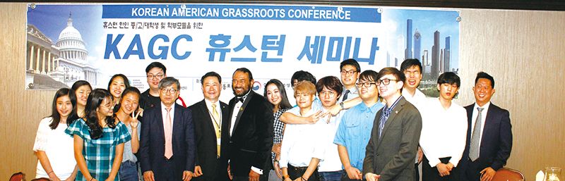 풀뿌리 인턴십 학생들이 김기훈 KACEL대표(가운데)와 함께 사진촬영을 했다.