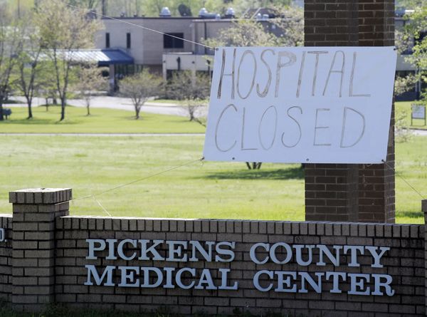 
앨라배마주 캐롤톤에 있는 피켄스 카운티 메디컬 센터가 지난 달 26일 문을 닫았다. 최근 미 전역에서 외곽지역 병원들이 재정난을 이유로 문을 닫고 있는 가운데, 이 병원 역시 같은 피해를 입었다. 최근 코로나19 사태로 병원 이용이 어려워지면서 지역 주민들의 건강에 대한 우려도 높아지고 있다. AP