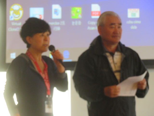김인자 담당자가 하인수 장로를 소개하고 있다.