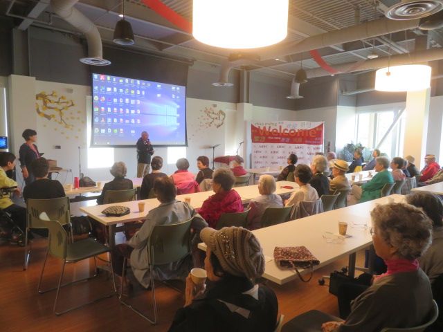 참석자들이 하인수 장로 효도관광에 대한 설명을 듣고 있다.