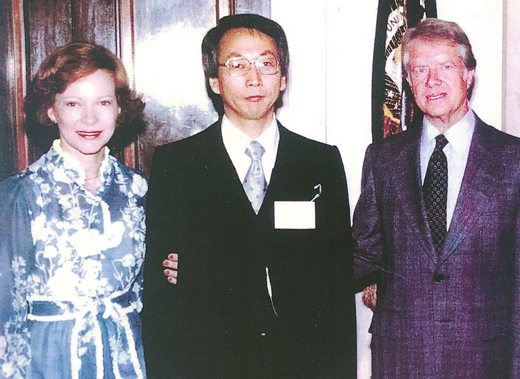 민 변호사는 1981년에 한인 커뮤니티를 대표해 백악관에 초청됐다. 지미 카터 전 대통령 부부와 함께 한 모습. [사진=민병수 변호사 제공]