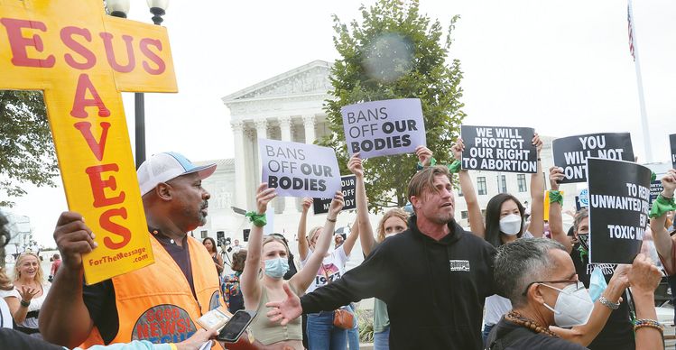 낙태 이슈가 불거지자 찬반 시위가 곳곳에서 벌어지고 있다. 지난 4일 워싱턴DC 연방대법원 앞에서 낙태에 반대하는 기독교인들과 낙태 권리를 주장하는 여성들이 찬반 시위를 벌였다. [로이터]