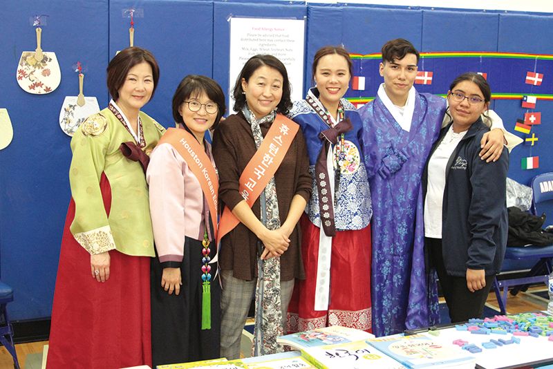 휴스턴 한국교육원 최한자 원장(왼쪽에서 세번째)와 달라스ISD 소속 이예지 교사(오른쪽에서 세번째)가 홍보 관계자들과 함께 했다. 