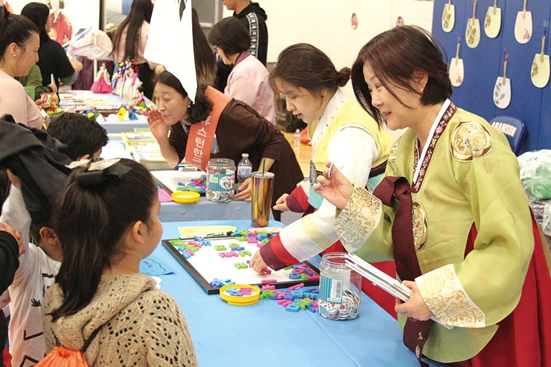 한국어 교사들이 행사 참가 학생들에게 한글 원리에 대해 설명하고 있다.  
