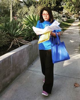 LA시의회 10지구 예비선거에 출마한 그레이스 유 후보가 유권자 방문에 앞서 자신의 홍보물을 점검하고 있다. [본인 제공]   