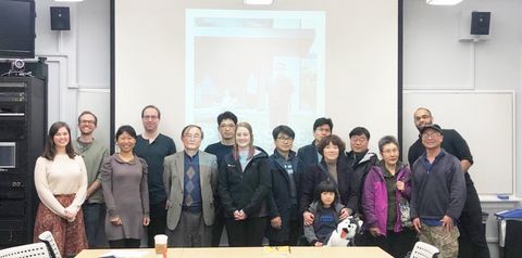 UW 한국정치학 하용출 교수(사진 앞줄 왼쪽에서 세 번째)와 토론 참석자들이 기념촬영을 하고 있다.   