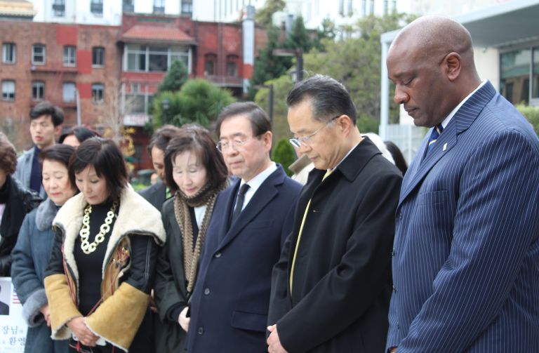 9일 박원순 서울시장이 SF위안부기림비를 방문해 헌화 후 묵념하고 있다.