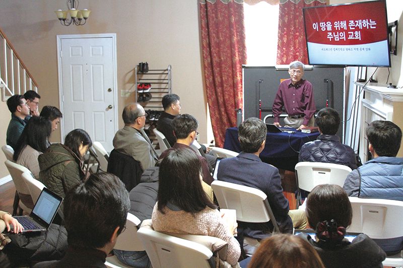 미드웨스턴 침례신학대학원 한국부 주최 달라스 공개강의에서 안지영 교수(나눔교회 담임목사)가 강의를 펼치고 있다.  