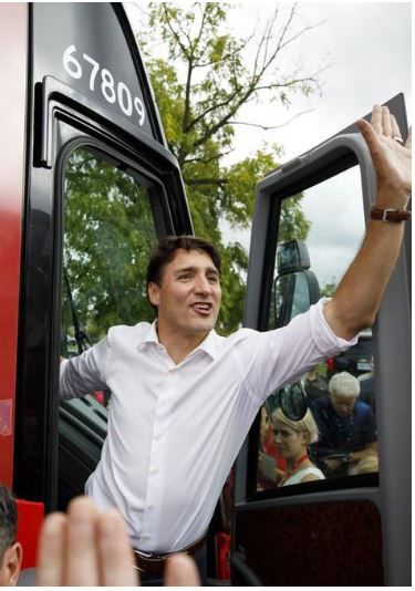 저스틴 트뤼도 연방총리가 29일 미시사가에서 유세를 마치고 버스에 오르며 지지자들의 환호에 답하고 있다.
