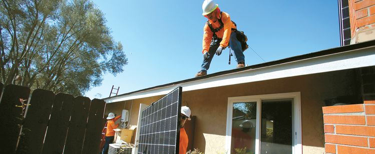 지붕을 고치거나 전기 및 배관 시설을 업그레이드하면 집 보험료를 낮출 수 있다. 사진은 지붕에 태양광 발전 설비를 설치하는 모습. [로이터]