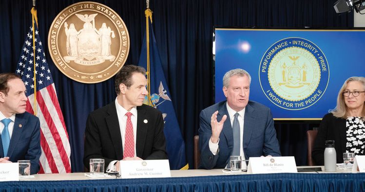 앤드류 쿠오모 뉴욕주지사(왼쪽 두 번째)와 빌 드블라지오 뉴욕시장(왼쪽 세 번째)이 2일 긴급 기자회견을 열고 코로나19 확산에 대한 주 및 시의 대응책에 대해 설명하고 있다. [사진 뉴욕주지사실]