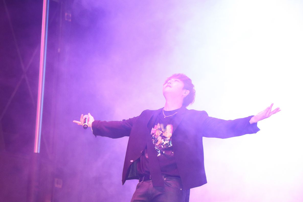28일 코러스 무대에서 정동하 가수가 꿈에 대한 노래를 부른 뒤 두 팔을 벌리고 하늘을 바라보고 있다. 