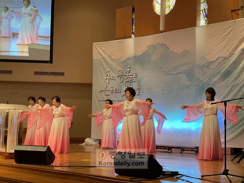 지난 14일 오전 둘루스 애틀랜타연합장로교회 2021 시니어 행복대학 가을학기 개강식에서 주사랑 찬양 율동 회원들이 '하나님의 은혜'를 공연하고 있다.