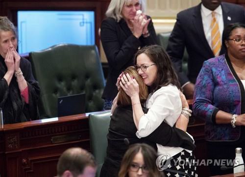 일리노이 주 낙태권 강화 법안이 하원을 통과한 후 법안 발의자 켈리 캐시디 의원이 동료 의원과 기쁨을 나누고 있다. [AP=연합뉴스]