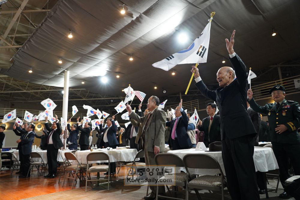  1일 노크로스 한인회관에서 열린 한인회 주최 101주년 3.1절 기념행사에서 참석자들이 태극기를 들고 만세를 외치고 있다. 