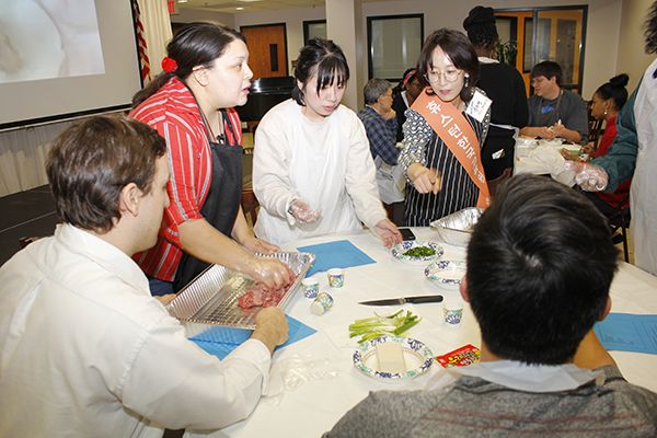 한국교육원 한국어 수강생들이 ‘만두 빚기 행사’에 참여했다.