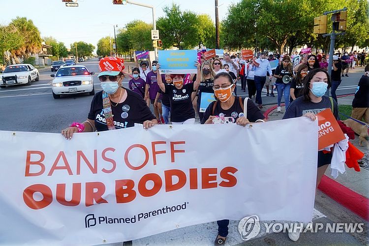 낙태금지법 반대 시위를 벌이고 있는 여성들. [로이터]