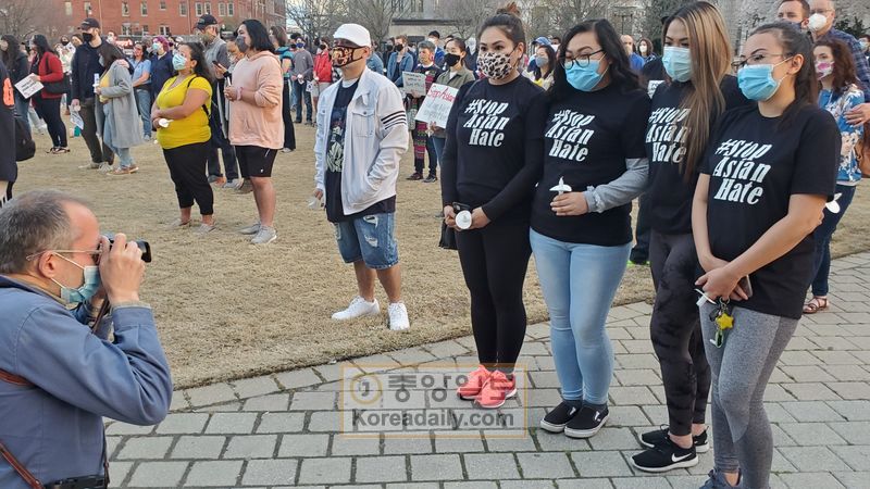 아시안 혐오 중단이라는 문구가 새겨진 티셔츠를 맞춰 입고 나온 대학생들을 주류 언론 사진 기자가 취재하고 있다. 이종호 기자