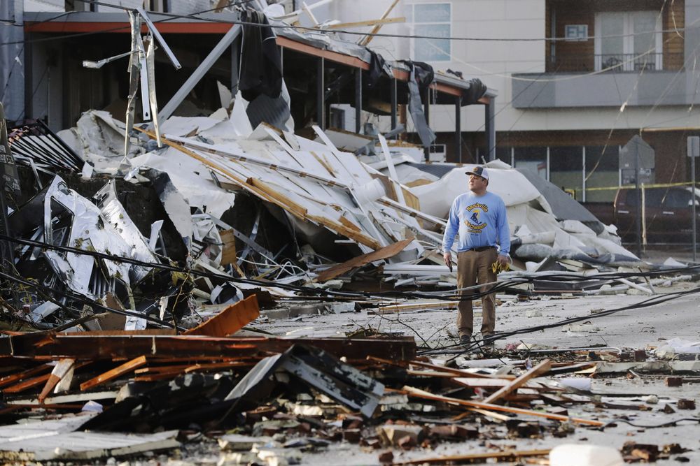  3일 토네이도가 발생한 내쉬빌 지역에서 주민들이 파손된 건물을 바라보고 있다. AP