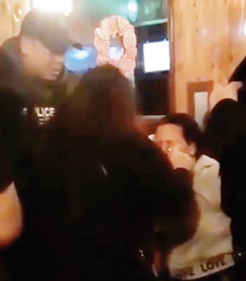 브루클린 한 식당에서 ICE 요원이 이민자에게 스프레이를 뿌려 제압하고 있다. [사진 젤너 마이리 뉴욕주상원의원실]