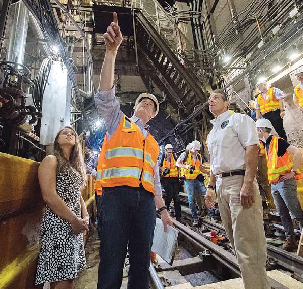앤드류 쿠오모 뉴욕주지사(오른쪽)가 지난달 29일 L전철 터널 보수공사 현장을 방문해 관계자로부터 설명을 듣고 있다. [사진 뉴욕주지사실]