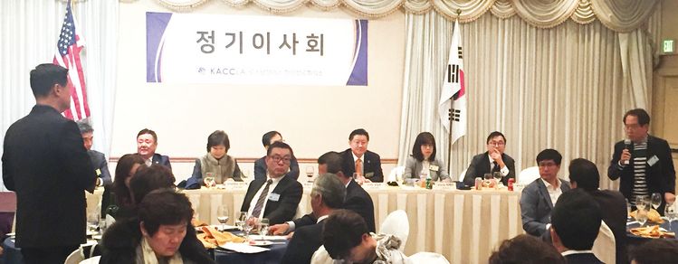 21일 열린 LA한인상공회의소 정기 이사회에서 특별계좌 기금 운용 변경의 건에 대한 격렬한 찬반 토론이 벌어지고 있다.