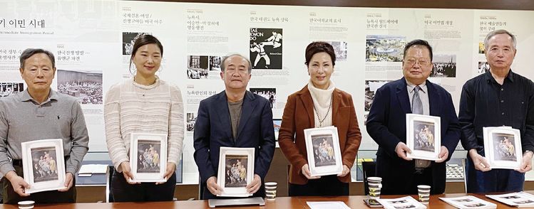 6일 기자회견에서 김민선 관장(왼쪽 네 번째), 차재우 대표(왼쪽 세 번째)가 메리 토드 링컨 초상화를 공개하는 전시회에 대해서 소개하고 있다.