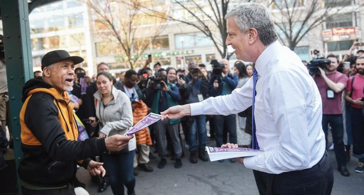 빌 드블라지오 뉴욕시장이 9일 맨해튼 유니온스퀘어 공원에서 시민들에게 코로나19 예방에 관한 전단지를 나눠주고 있다. [사진 뉴욕시장실]