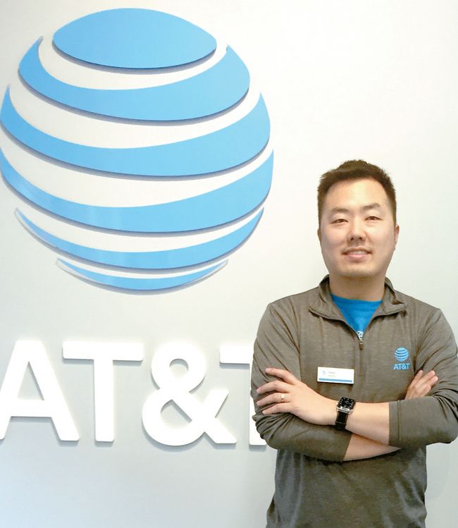 7일 LA한인타운 6가 선상에 그랜드 오픈하는 AT&T 대리점의 피터 정 대표가 양질의 서비스를 약속하고 있다.
