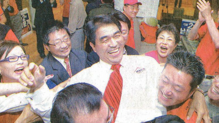 고 남문기 회장이 2006년 5월에 치러진 제 28대 LA한인회장 선거에서 승리가 확정된후 지지자들의 축하를 받고 있다.[중앙포토]