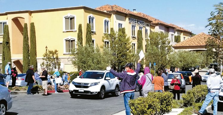 지난 3일 코로나 환자 및 홈리스 수용 계획에 반대하는 주민들이 아이레스 호텔 앞에서 차량 및 가두 시위를 벌이고 있다. [라구나우즈한인회 제공]
