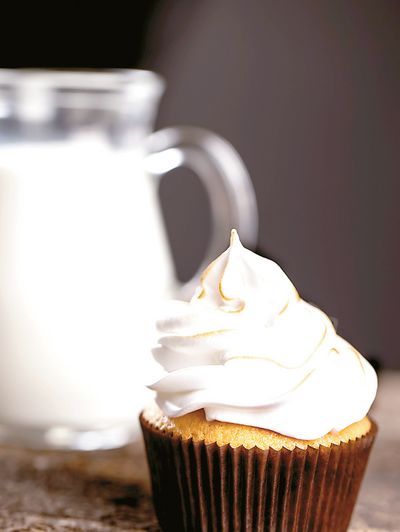 흰 밀가루와 가공된 설탕, 유제품은 관절염을 악화시킬 수도 있으므로 섭취에 유의해야 한다.