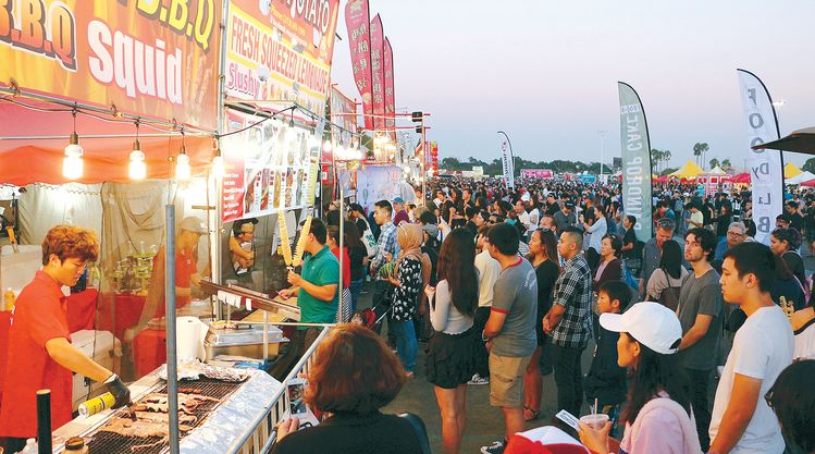 한국, 일본, 중국, 베트남 등 아시안 먹거리를 맛볼 수 있는 야시장인 626 나이트마켓이 이번 주말 코스타메사에서 개최된다. 지난 행사에서 각 음식 부스에 몰린 식객들. 박낙희 기자